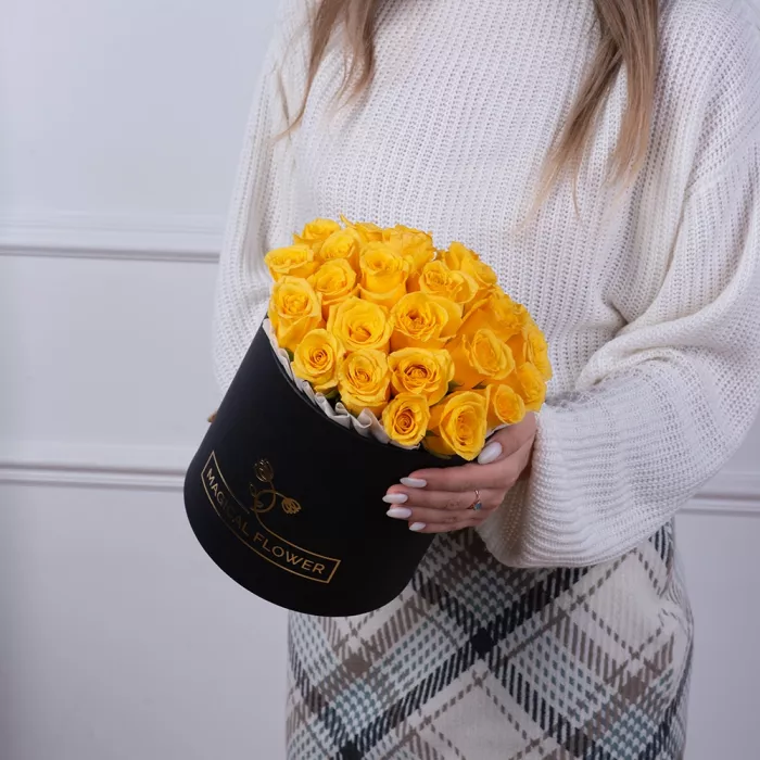 25 желтых роз в черной шляпной коробке