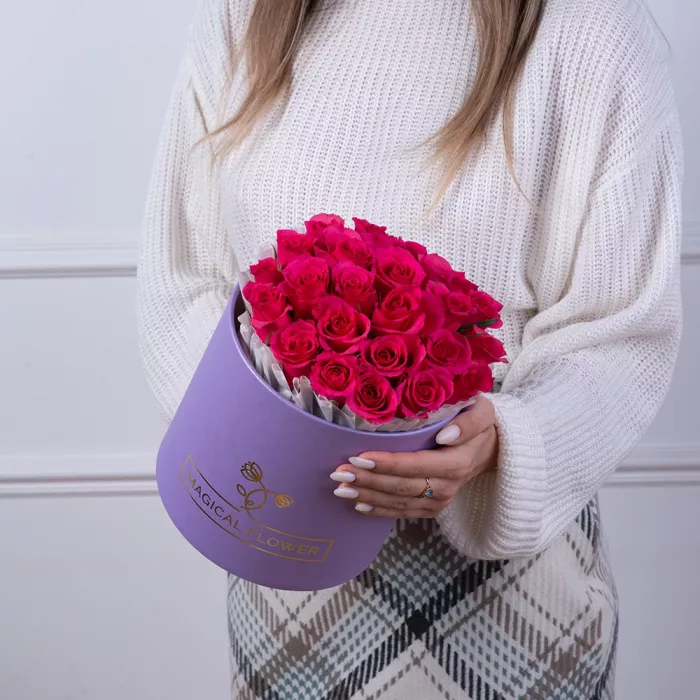 25 малиновых роз в фиолетовой шляпной коробке