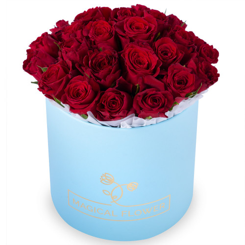 Букет 25 красных роз в голубой шляпной коробке на выпускной в школе