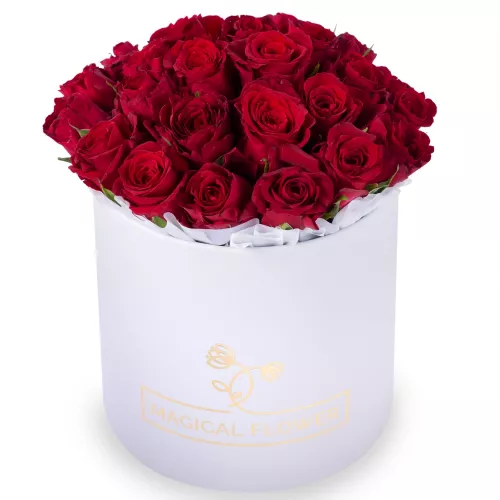 25 красных роз в белой шляпной коробке