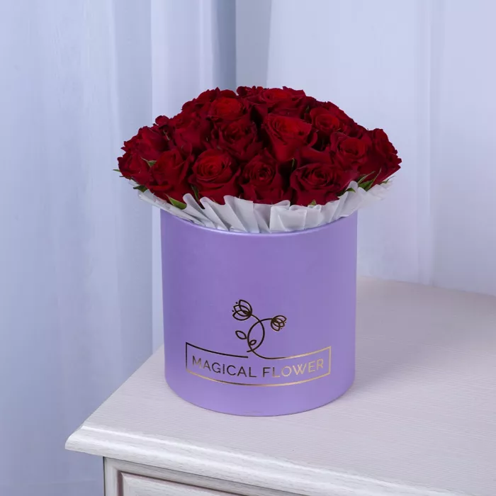 25 красных роз в фиолетовой шляпной коробке
