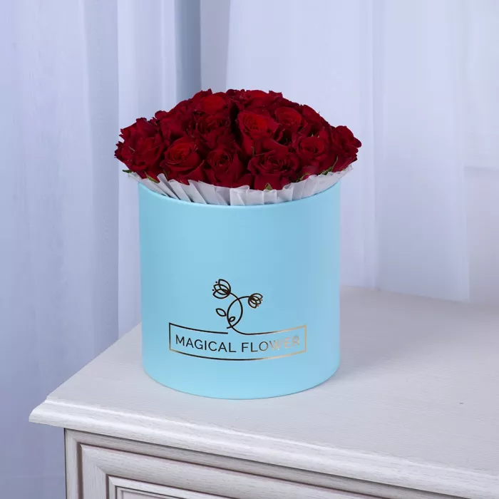 25 красных роз в голубой шляпной коробке