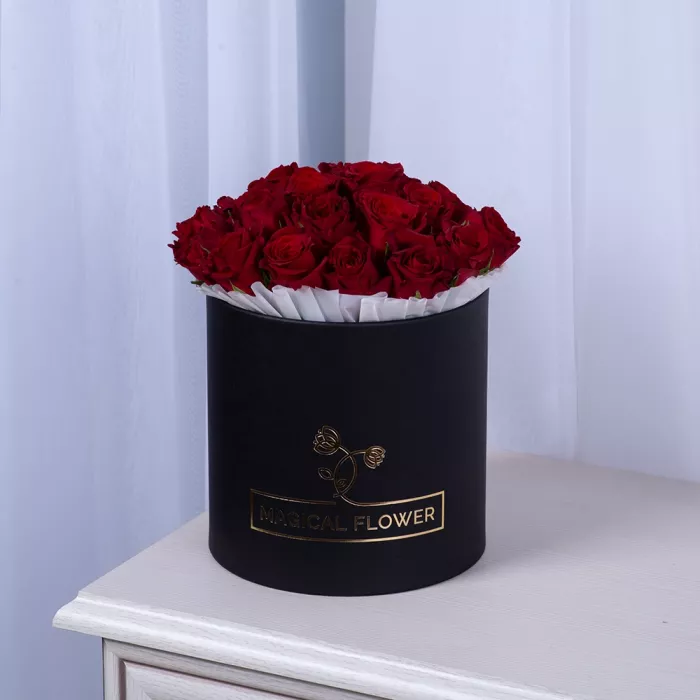 25 красных роз в черной шляпной коробке