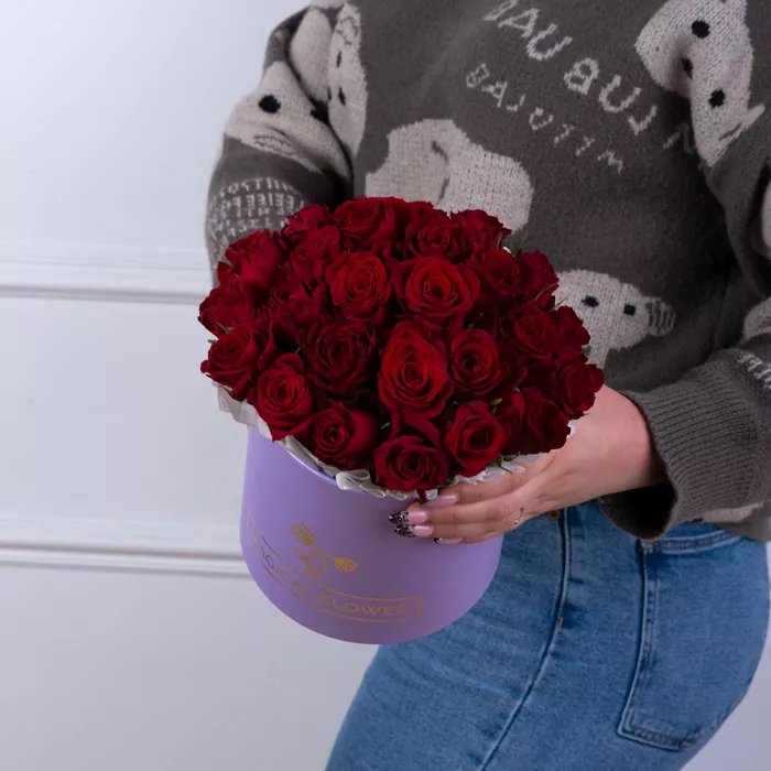 25 красных роз в фиолетовой шляпной коробке