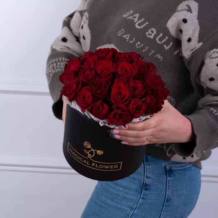 25 красных роз в черной шляпной коробке