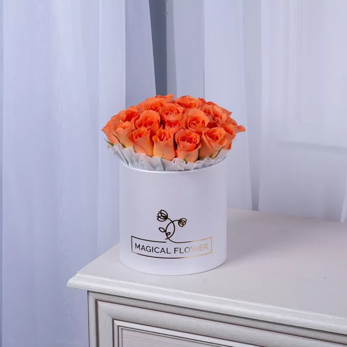 25 оранжевых роз в белой шляпной коробке