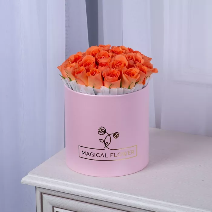 25 оранжевых роз в розовой шляпной коробке