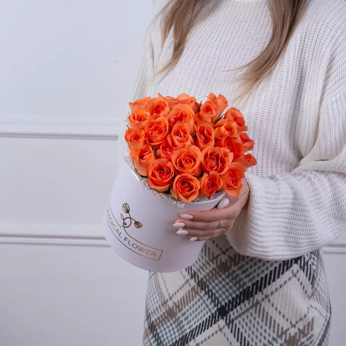 25 оранжевых роз в белой шляпной коробке