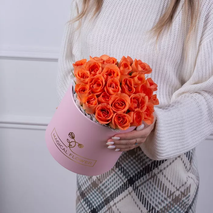 25 оранжевых роз в розовой шляпной коробке