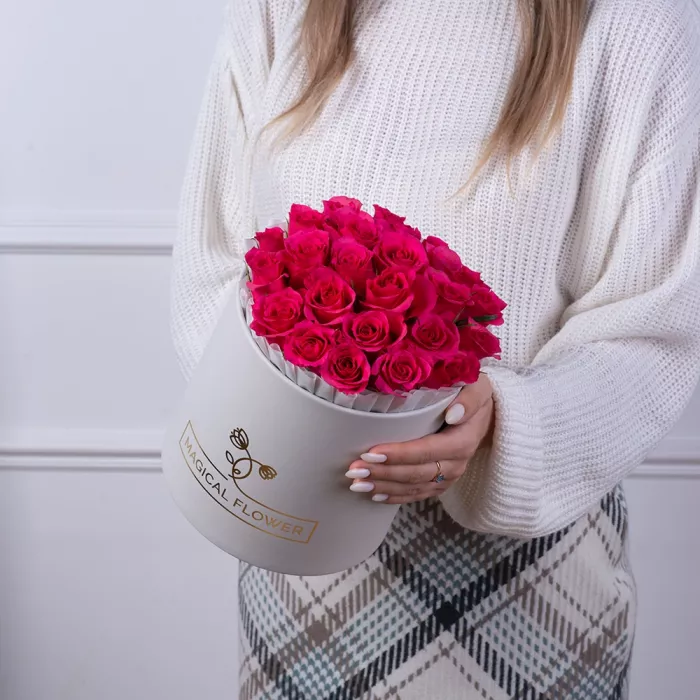 25 малиновых роз в белой шляпной коробке