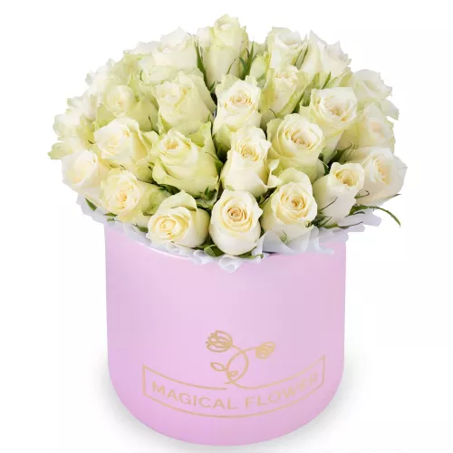 25 белых роз в розовой шляпной коробке