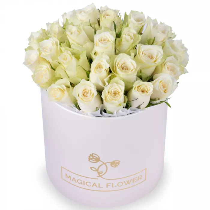 25 белых роз в кремовой шляпной коробке