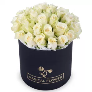 25 белых роз в черной шляпной коробке
