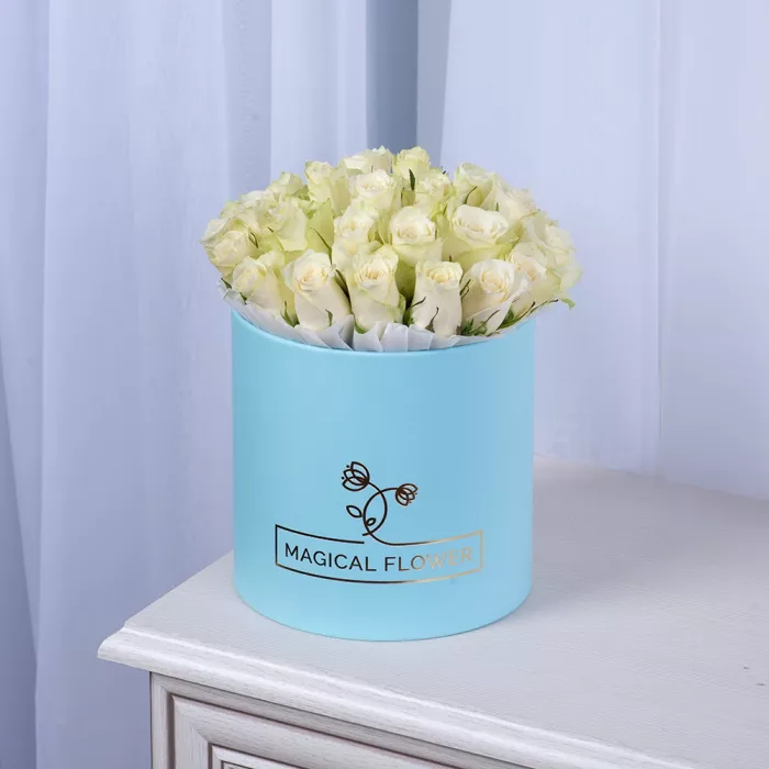 25 белых роз в голубой шляпной коробке