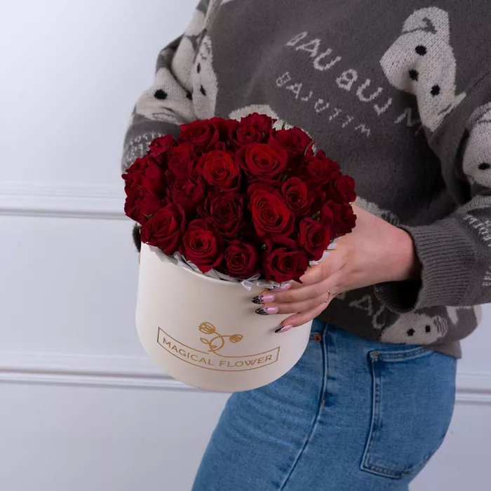 25 красных роз в кремовой шляпной коробке