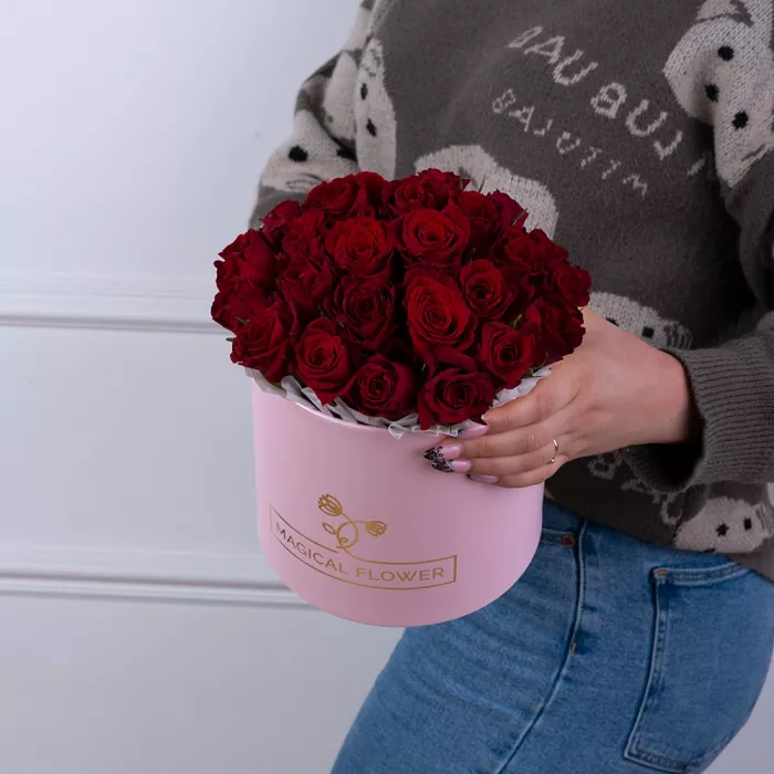 25 красных роз в розовой шляпной коробке