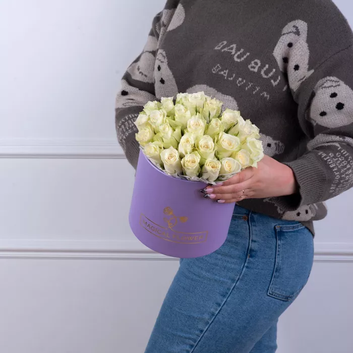 25 белых роз в фиолетовой шляпной коробке