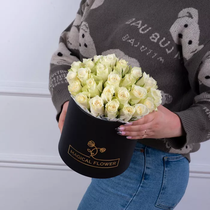 25 белых роз в черной шляпной коробке