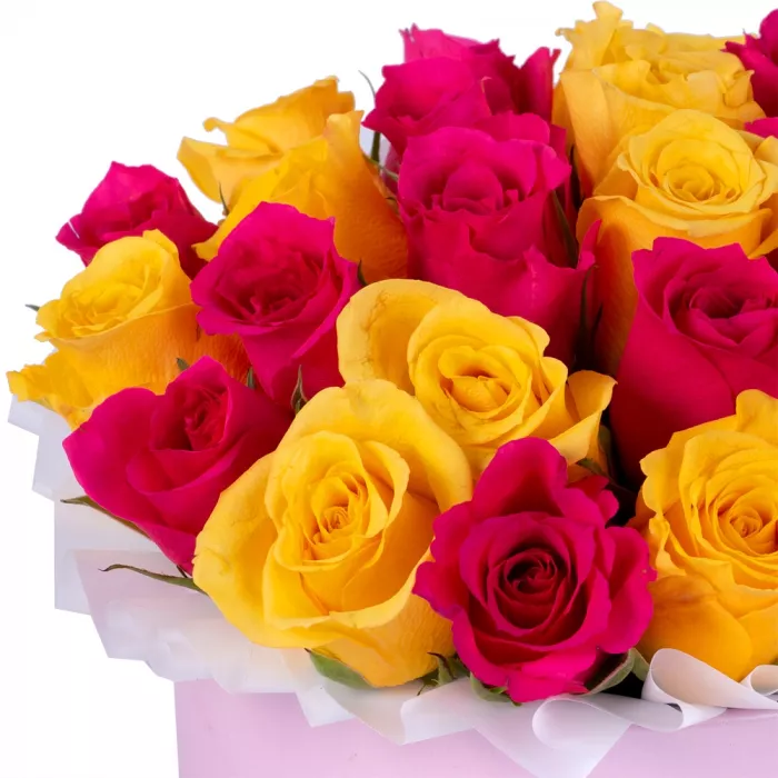 25 разноцветных роз в розовой шляпной коробке