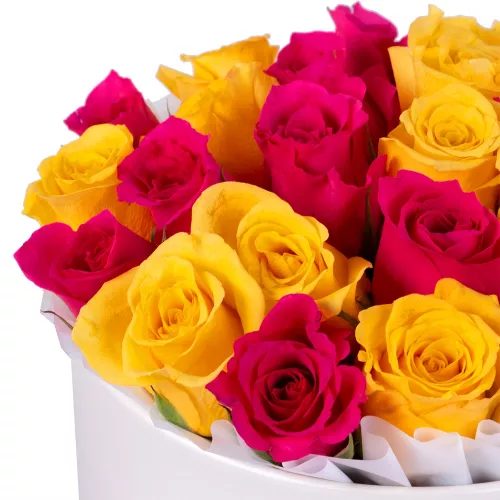 25 разноцветных роз в кремовой шляпной коробке