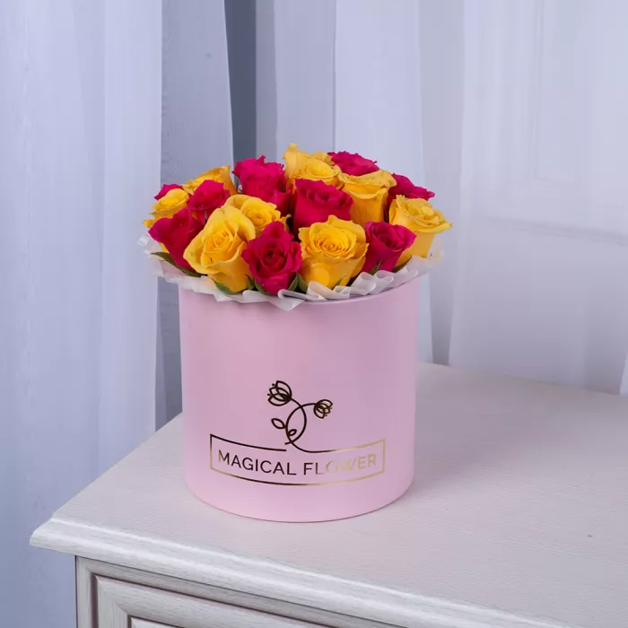 25 разноцветных роз в розовой шляпной коробке