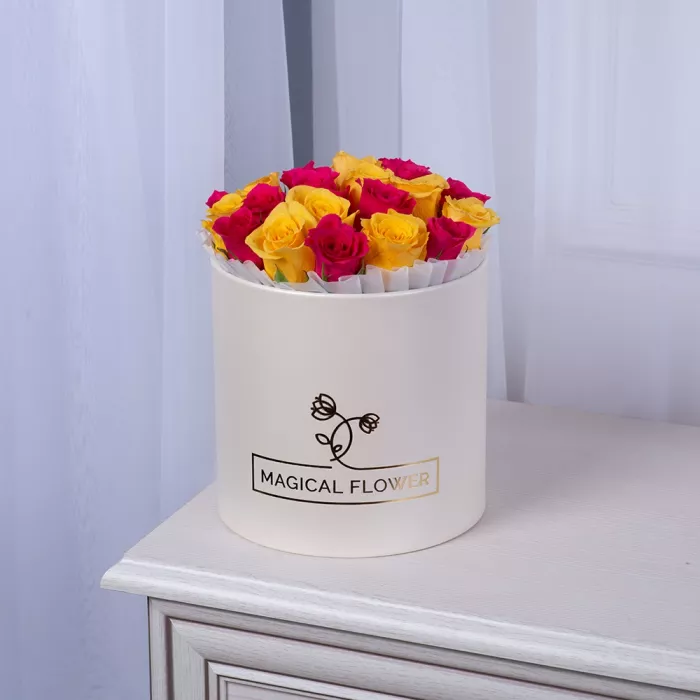 25 разноцветных роз в кремовой шляпной коробке