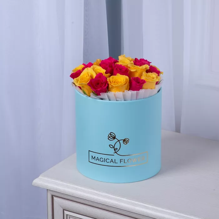 25 разноцветных роз в голубой шляпной коробке