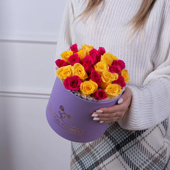 25 разноцветных роз в фиолетовой шляпной коробке