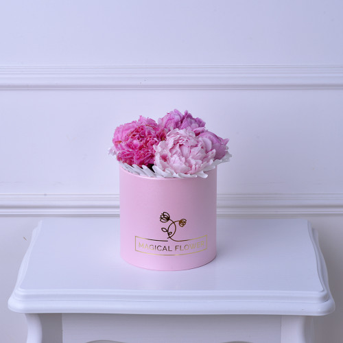 Букет из 7 розовых пионов в шляпной коробке