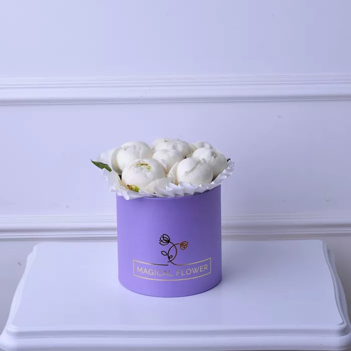 Букет из 9 белых пионов в фиолетовой шляпной коробке
