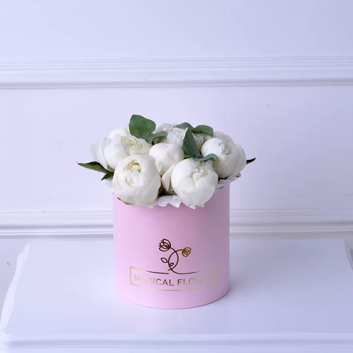 Букет из 9 белых пионов с эвкалиптом в розовой шляпной коробке