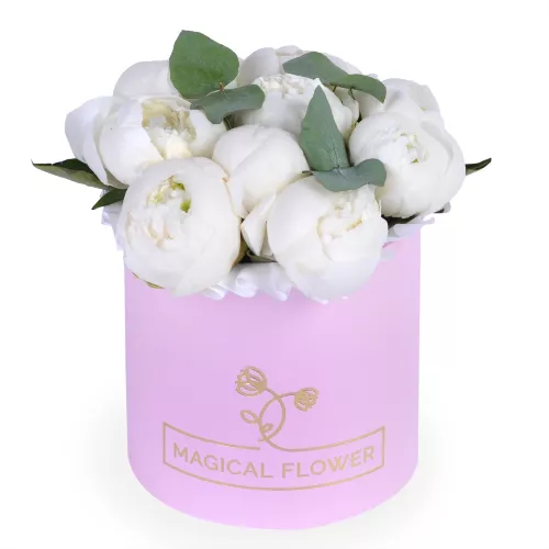 Букет из 9 белых пионов с эвкалиптом в розовой шляпной коробке