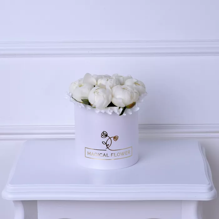 Букет из 9 белых пионов в белой шляпной коробке