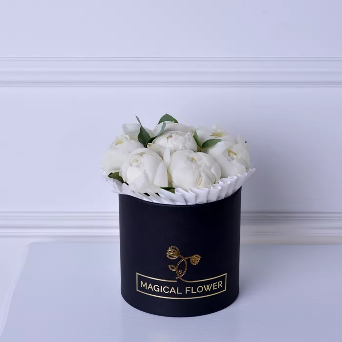 Букет из 7 белых пионов в шляпной коробке с эвкалиптом
