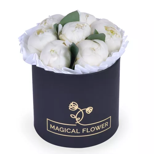 Букет из 7 белых пионов в шляпной коробке с эвкалиптом