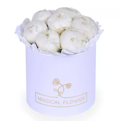 Букет из 7 белых пионов в белой шляпной коробке