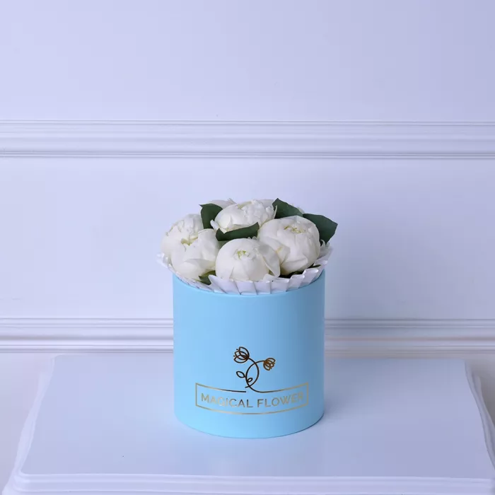Букет из 7 белых пионов с эвкалиптом в голубой шляпной коробке