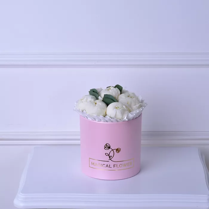 Букет из 7 белых пионов с эвкалиптом в розовой шляпной коробке