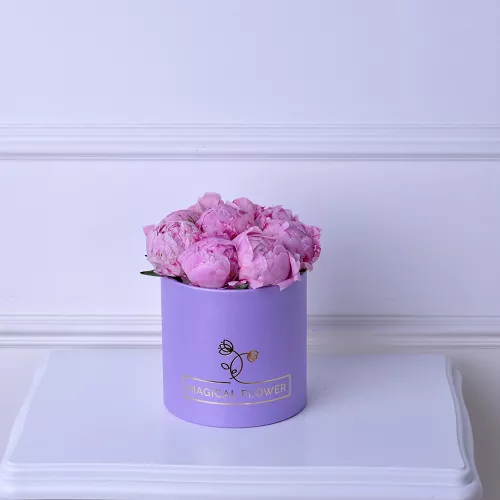 Букет из 9 розовых пионов Сара Бернар в фиолетовой шляпной коробке