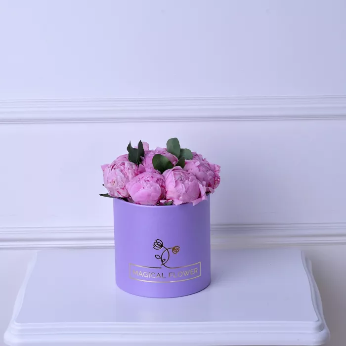 Букет из 9 розовых пионов эвкалиптом в шляпной коробке