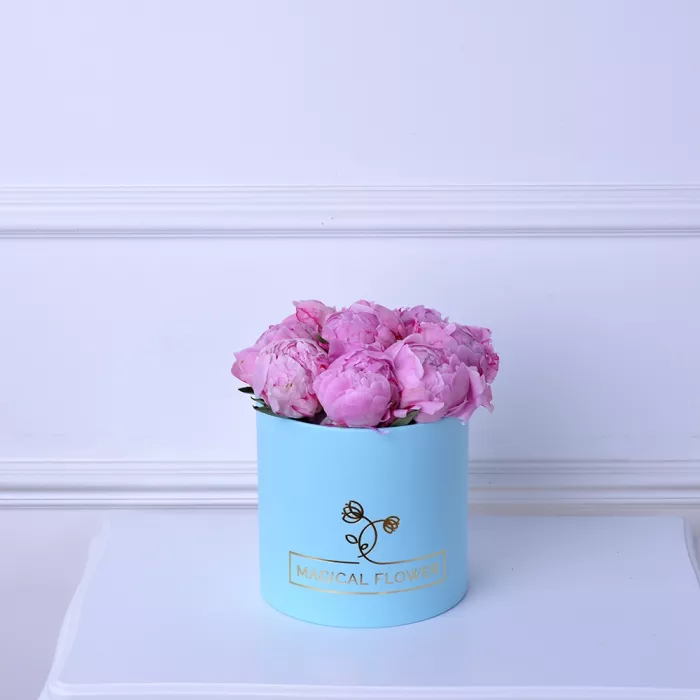 Букет из 9 розовых пионов в шляпной коробке