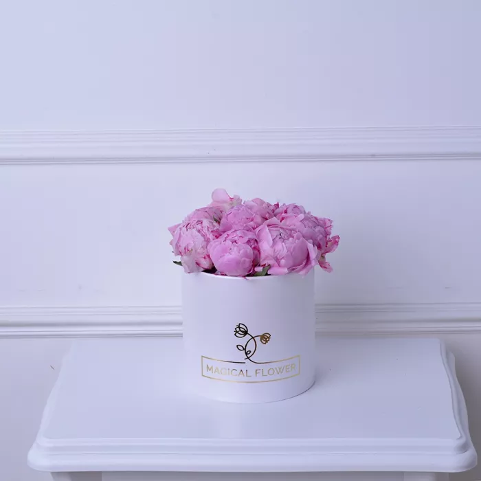 Букет из 9 розовых пионов в белой шляпной коробке