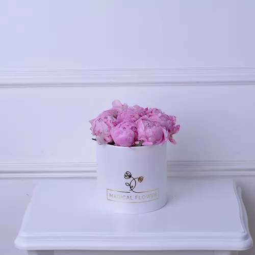 Букет из 9 розовых пионов в белой шляпной коробке