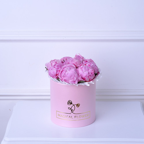 Букет из 9 розовых пионов в розовой шляпной коробке