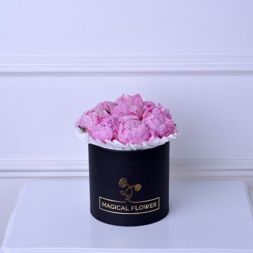 Букет из 9 розовых пионов в черной шляпной коробке