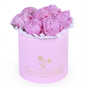 Букет из 7 розовых пионов в розовой шляпной коробке