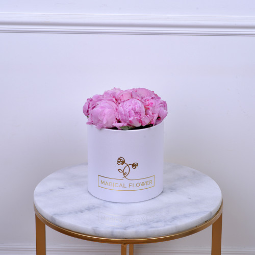 Букет из 7 розовых пионов в белой шляпной коробке
