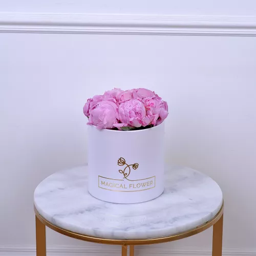 Букет из 7 розовых пионов в белой шляпной коробке