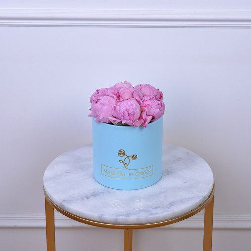 Букет из 7 розовых пионов в голубой шляпной коробке