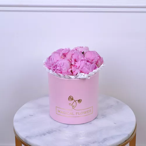 Букет из 7 розовых пионов в розовой шляпной коробке